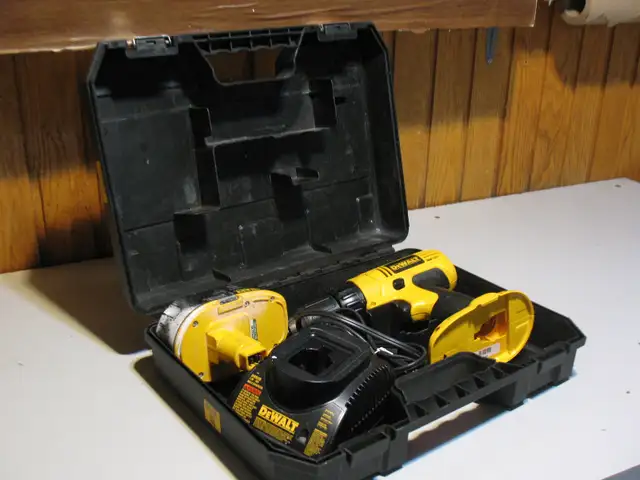 DeWalt 18 Volt Drill Package with Case - Photo 8