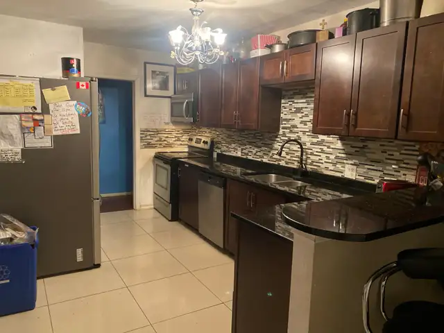 Room to rent! 5 min walk to U of M! male student! - Photo 6