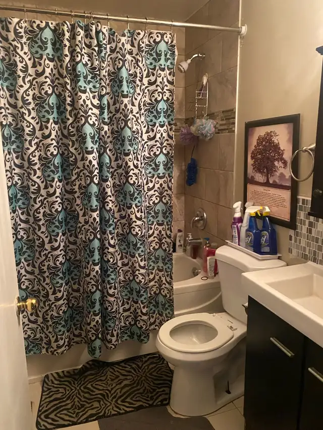 Room to rent! 5 min walk to U of M! male student! - Photo 9
