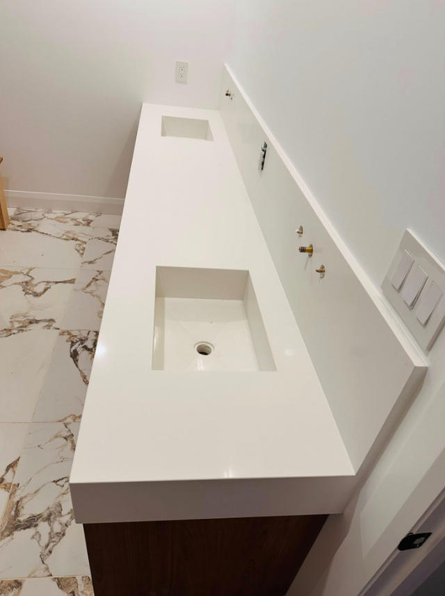 White Quartz Countertop Grey Veining - With Island - Photo 3