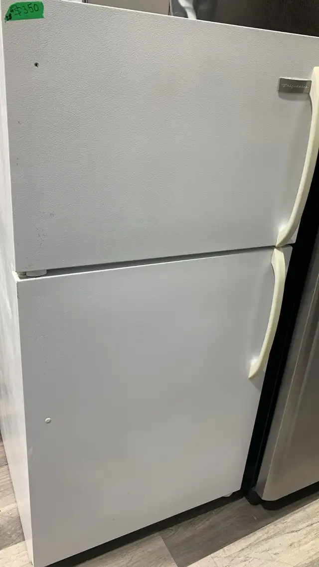 Fridge - 28 Frigidaire Top Freezer - White - Used
