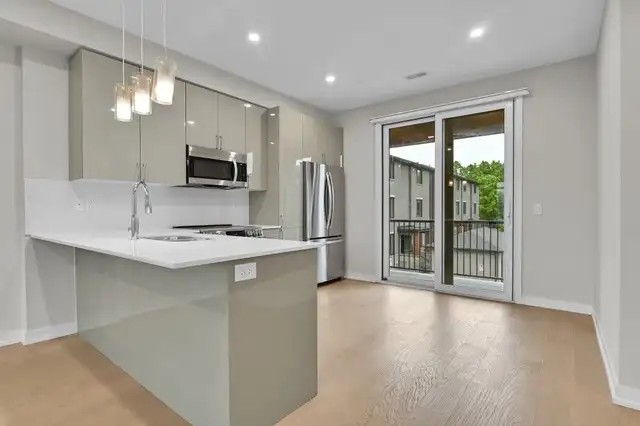 2 Beds 2.5 Baths Townhouse - Photo 4