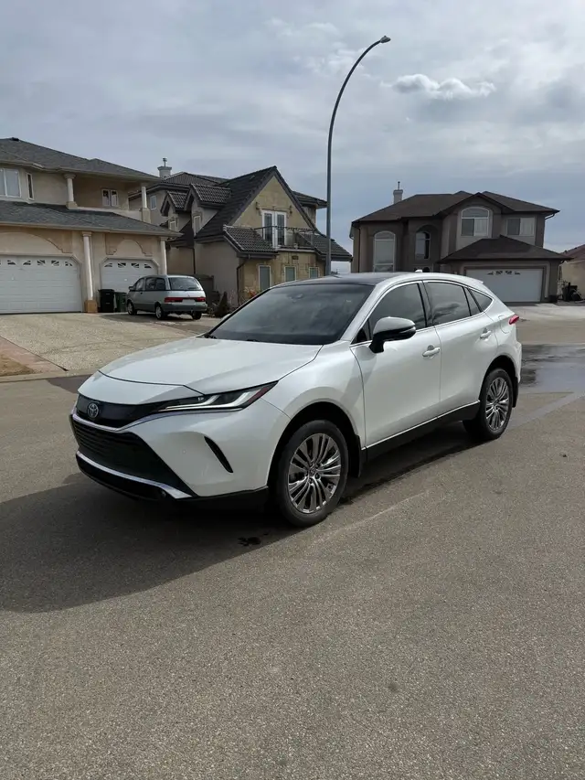 $41,000 - 2022 Toyota Venza Limited Hybrid AWD | Fully Loaded |