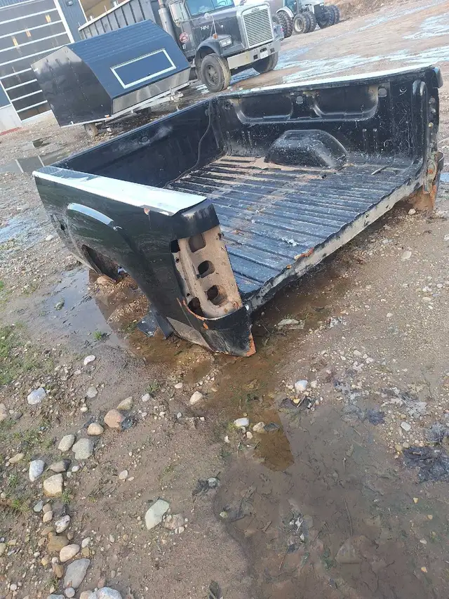 07-13 gmc 6.5 foot truck box - Photo 3