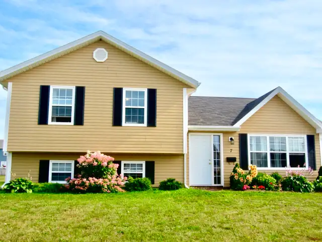 A detached house in Charlottetown (prime location) is for rent