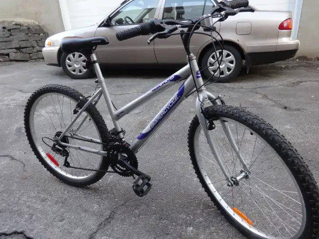 VÉLO SUPERCYCLE, ROUES ALUMINIUM DE 26 POUCES. TRÈS BON ÉTAT.