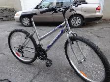 VÉLO SUPERCYCLE, ROUES ALUMINIUM DE 26 POUCES. TRÈS BON ÉTAT.
