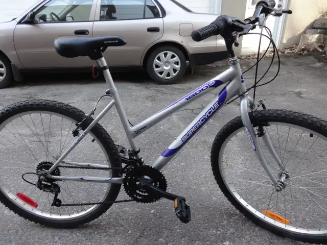 VÉLO SUPERCYCLE, ROUES ALUMINIUM DE 26 POUCES. TRÈS BON ÉTAT. - Photo 2