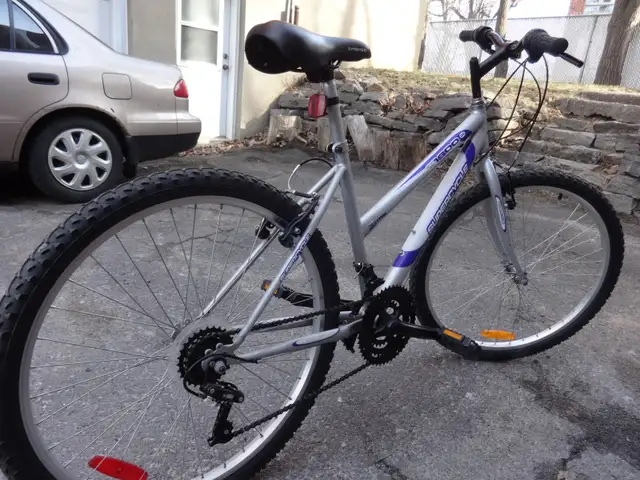 VÉLO SUPERCYCLE, ROUES ALUMINIUM DE 26 POUCES. TRÈS BON ÉTAT. - Photo 4