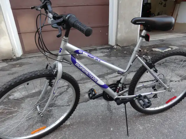 VÉLO SUPERCYCLE, ROUES ALUMINIUM DE 26 POUCES. TRÈS BON ÉTAT. - Photo 5