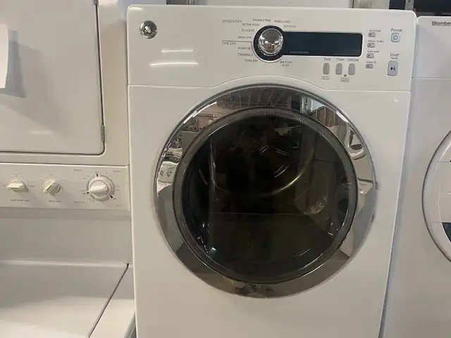 Mini sécheuse frontale 24'' blanche superposable GE