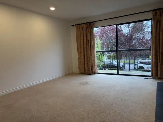 Spacious 4-Bedroom Home in Prime Oakridge (One Month Free Rent) - Photo 2