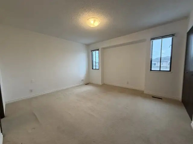 Spacious 4-Bedroom Home in Prime Oakridge (One Month Free Rent) - Photo 3