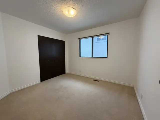 Spacious 4-Bedroom Home in Prime Oakridge (One Month Free Rent) - Photo 4