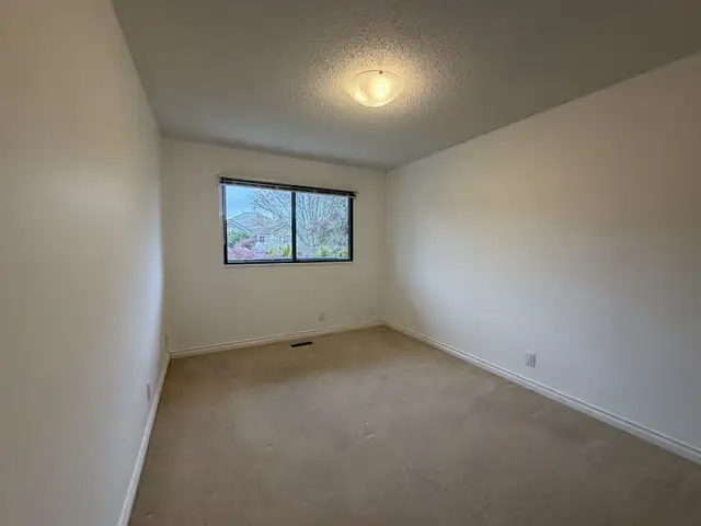 Spacious 4-Bedroom Home in Prime Oakridge (One Month Free Rent) - Photo 5