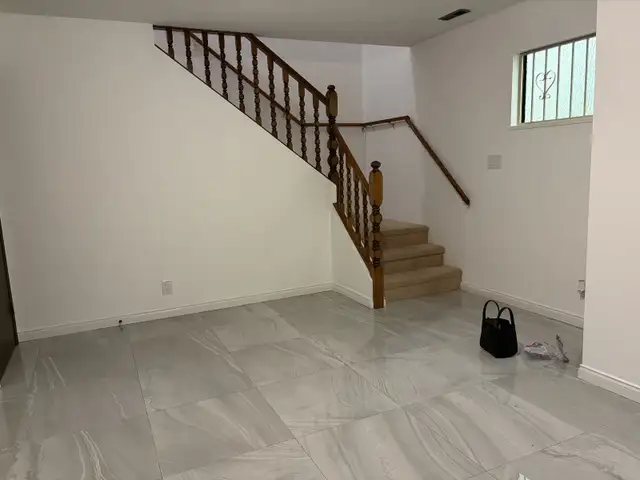 Spacious 4-Bedroom Home in Prime Oakridge (One Month Free Rent) - Photo 7