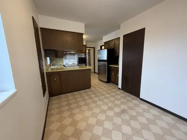 Spacious 4-Bedroom Home in Prime Oakridge (One Month Free Rent) - Photo 8