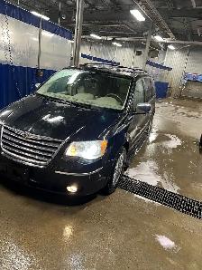 2010 Chrysler town & country - Photo 2