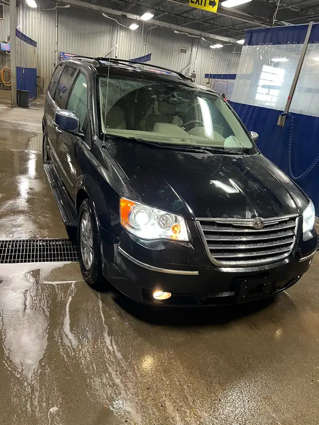 2010 Chrysler town & country - Photo 3