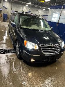 2010 Chrysler town & country - Photo 3