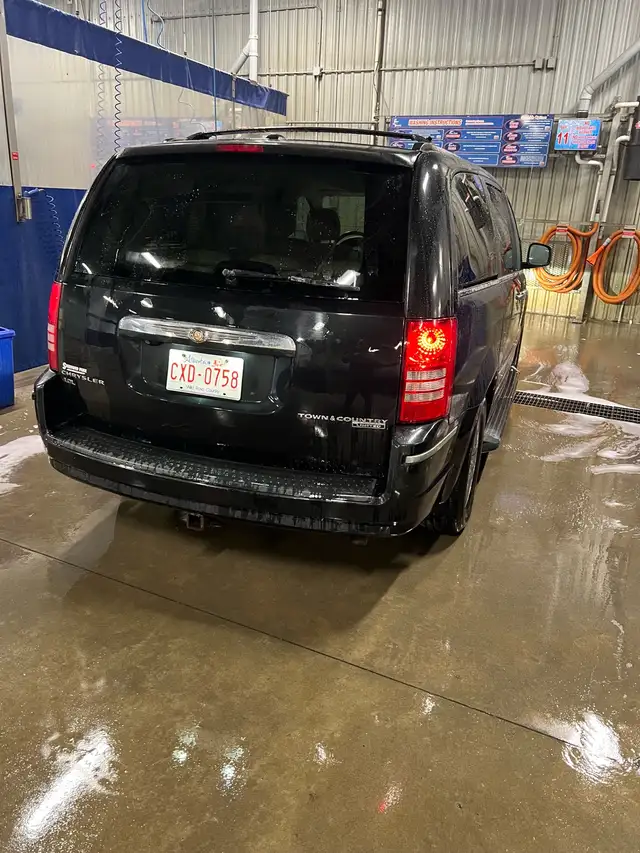 2010 Chrysler town & country - Photo 4