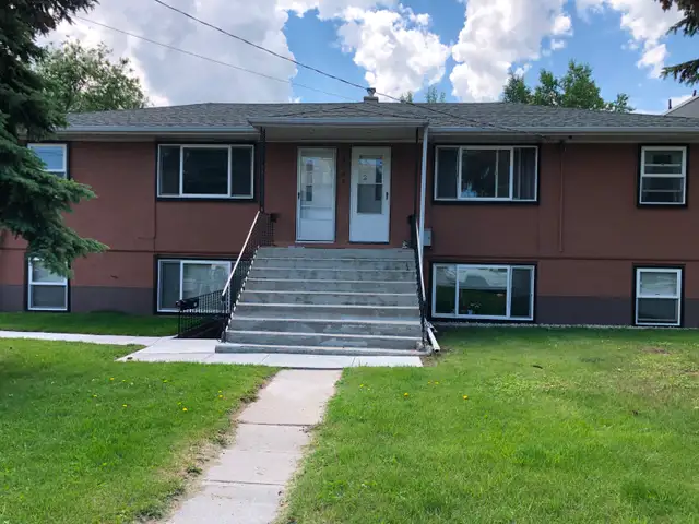 Marda Loop 2 Bedroom Apartment, upper floor $1575 - Photo 2