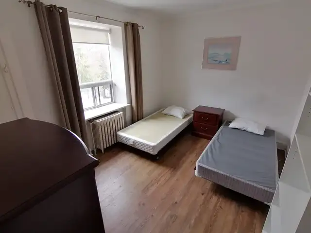 Bright 2 bedroom apartment at Yonge & St Clair - Photo 3