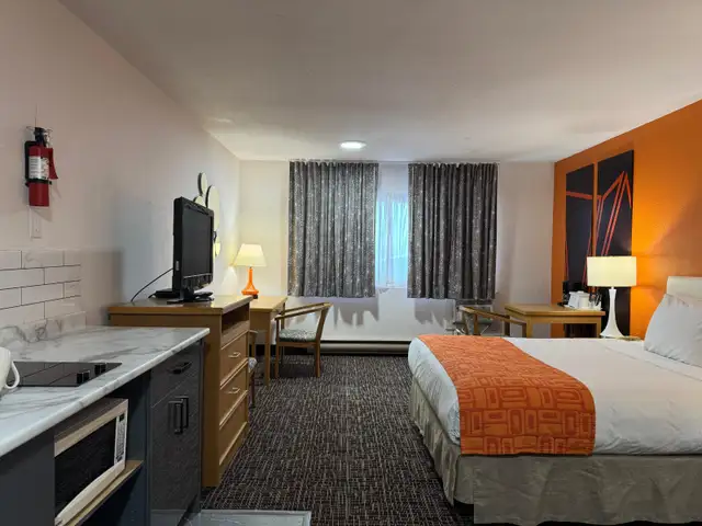 Affordable Weekly & Monthly Hotel Rooms – Clean & Comfortable - Photo 9