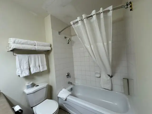 Affordable Weekly & Monthly Hotel Rooms – Clean & Comfortable - Photo 13