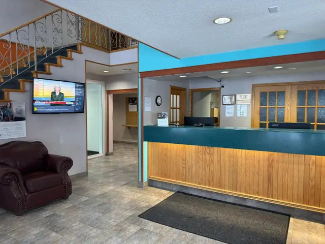 Affordable Weekly & Monthly Hotel Rooms – Clean & Comfortable - Photo 14