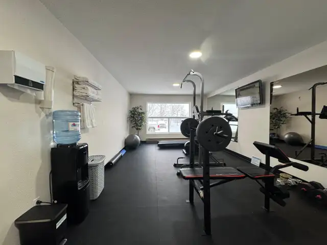 Affordable Weekly & Monthly Hotel Rooms – Clean & Comfortable - Photo 15