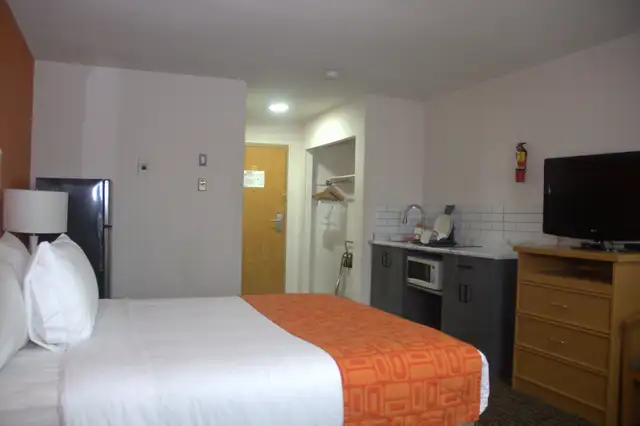 Affordable Weekly & Monthly Hotel Rooms – Clean & Comfortable - Photo 16