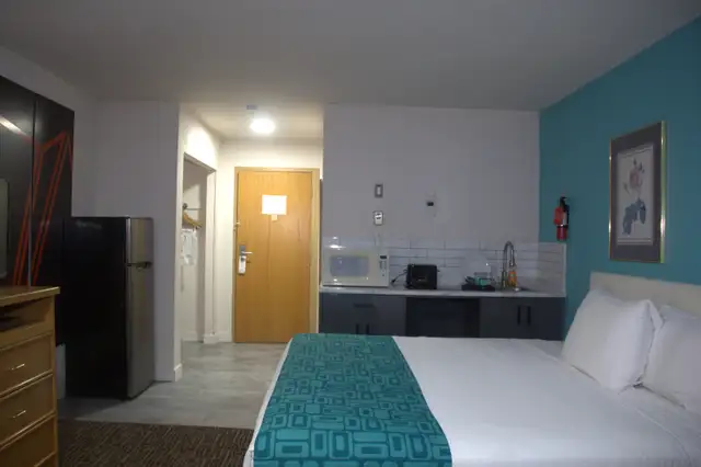 Affordable Weekly & Monthly Hotel Rooms – Clean & Comfortable - Photo 17