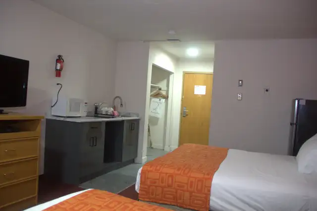 Affordable Weekly & Monthly Hotel Rooms – Clean & Comfortable - Photo 18