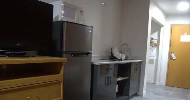 Affordable Weekly & Monthly Hotel Rooms – Clean & Comfortable - Photo 20