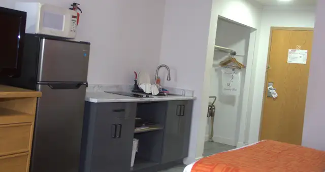 Affordable Weekly & Monthly Hotel Rooms – Clean & Comfortable - Photo 21