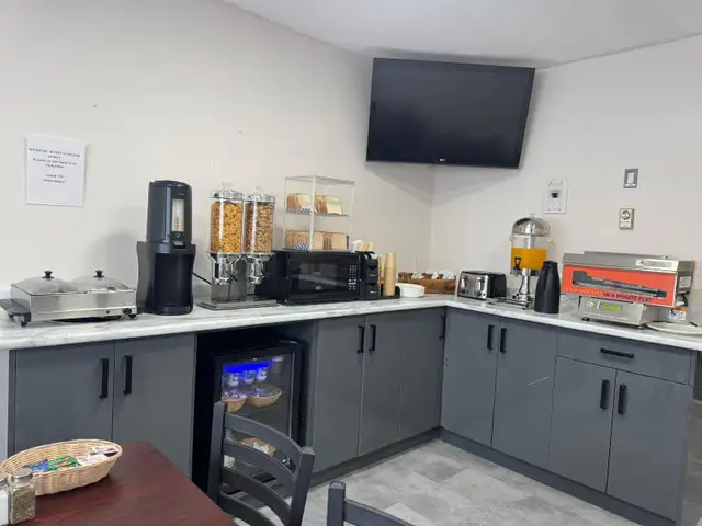 Affordable Weekly & Monthly Hotel Rooms – Clean & Comfortable - Photo 23