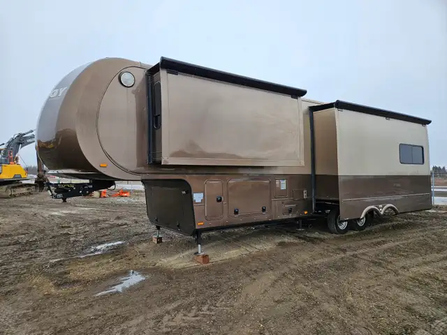 2014 Dynamax 3650RE T/A 36 Ft Fifth Wheel Trilogy