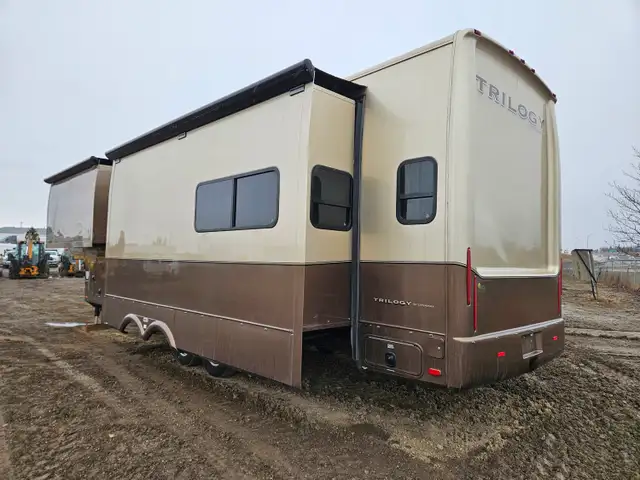 2014 Dynamax 3650RE T/A 36 Ft Fifth Wheel Trilogy - Photo 3
