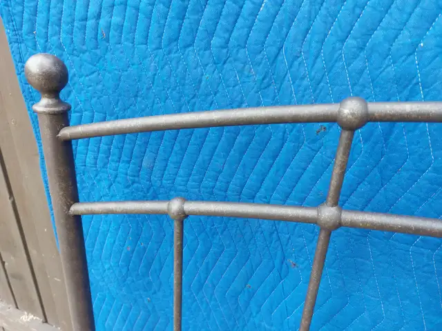 QUEEN size METAL HEADBOARD - Photo 2