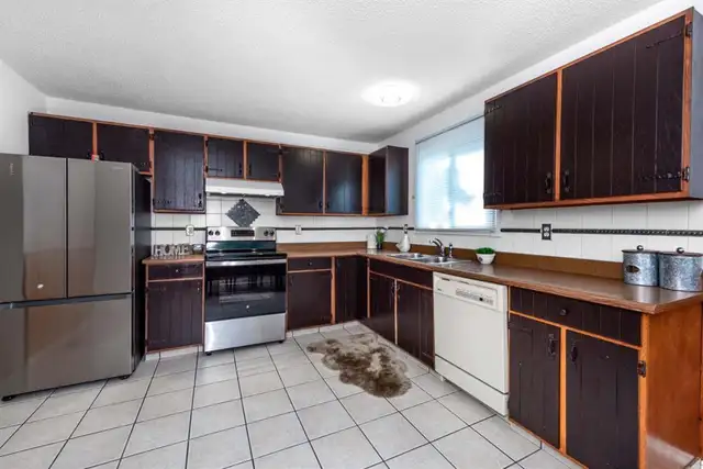 Separate Entrance 3 Bedroom Main Floor for Rent. Move in ready. - Photo 4