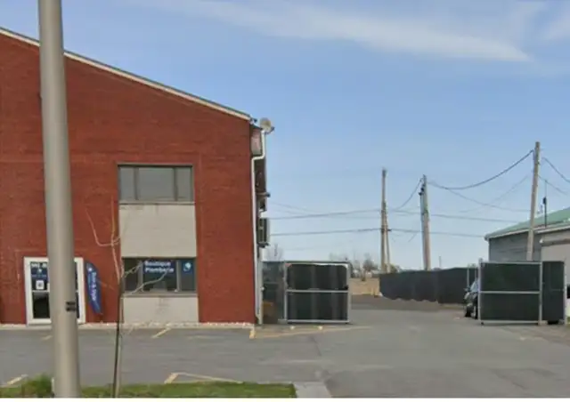 Local commercial / industriel avec terrain clôturé – Varennes - Photo 2