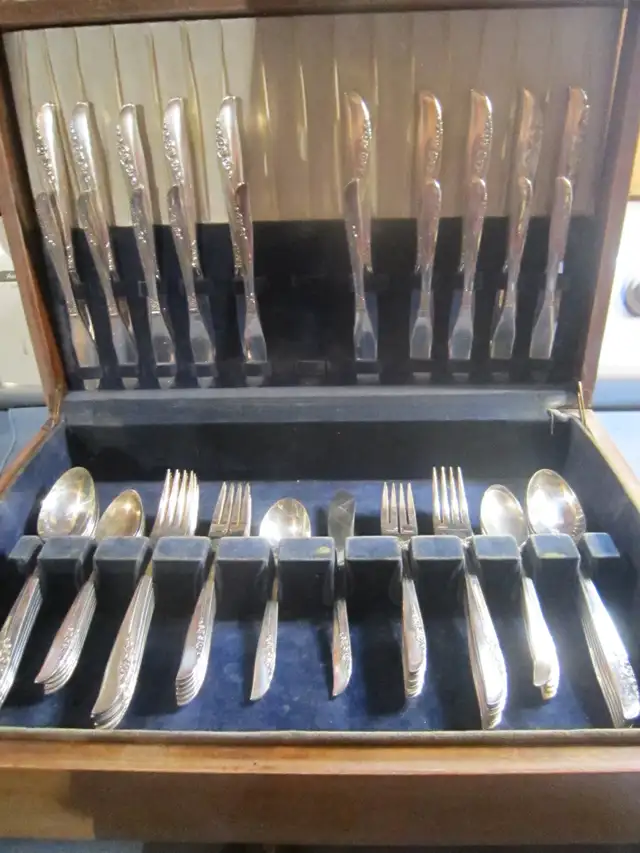 #88-74B  LILAC TIME silverware set for 10 - Photo 2