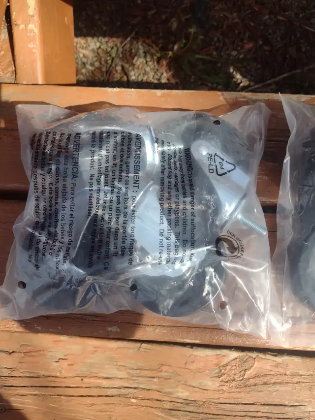Two sets of 4 casters new in bag 4' casters 2 have wheel locks - Photo 3