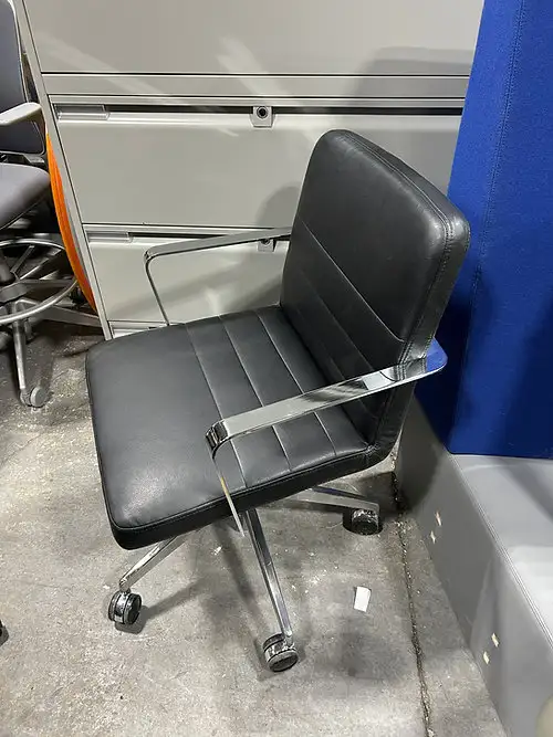 9to5 Diddy Conference Chair – Comfortable & Stylish! - Photo 3