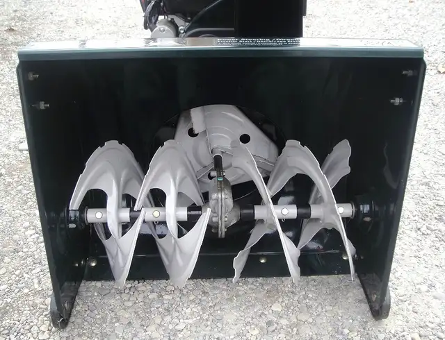 MTD BOLENS FULLY LOADED 24' SNOW BLOWER - Photo 5