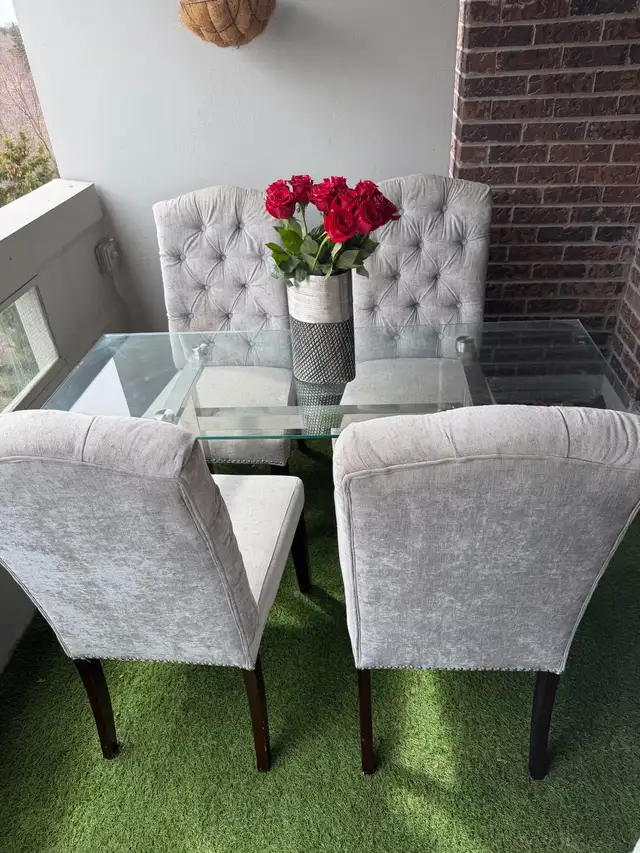 Dining table with four chairs in great condition