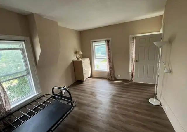 Large Private Room For Rent - Downtown Brantford - Photo 2