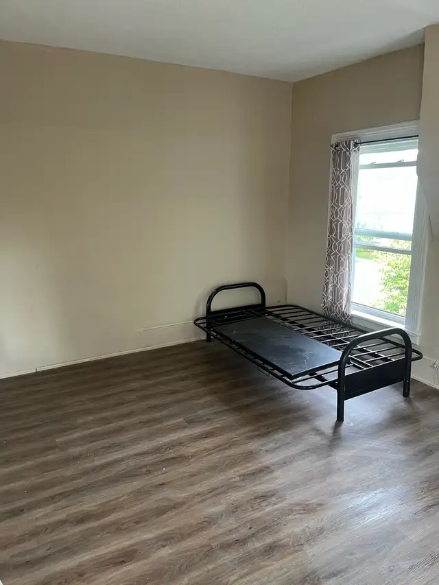 Large Private Room For Rent - Downtown Brantford - Photo 5