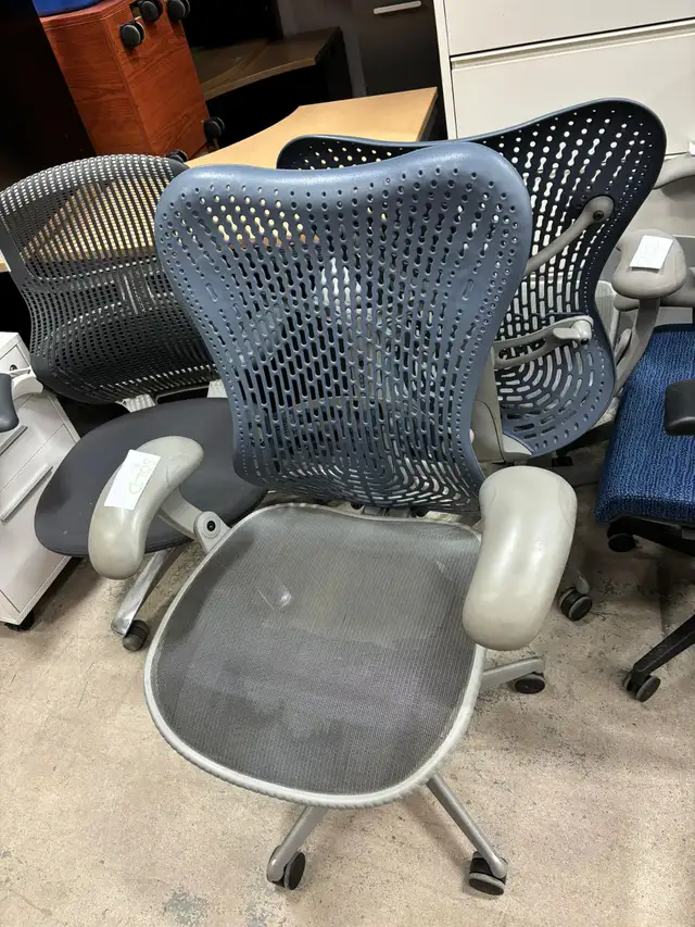 Herman Miller Mirra Chair(Fixed Arms)! - Photo 2